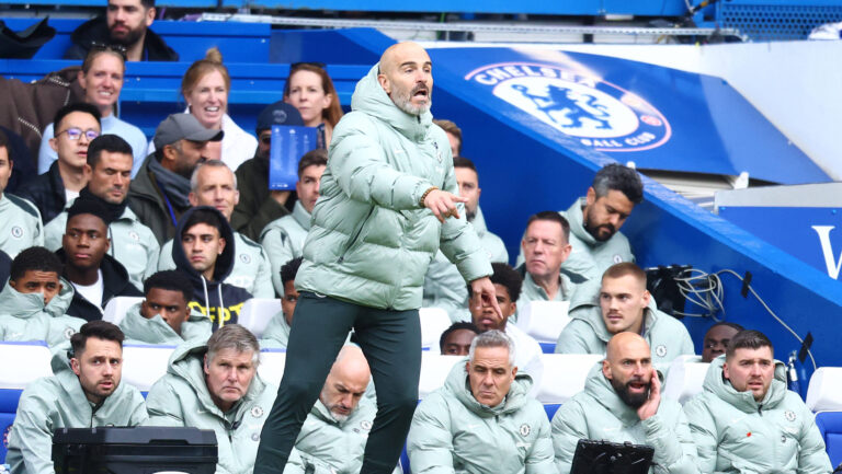Chelsea v Sunderland, English Premier League, Craven Cottage, London, UK - 25/10/2025 Chelsea Manager Enzo Maresca gives instructions from his technical area during the Premier League home game against Sunderland London Stamford Bridge London GBR, UK NEWSPAPERS OUT Copyright: xMarkxGreenwoodx
2025.10.25 Londyn
pilka nozna , liga angielska
Chelsea Londyn - Sunderland 
Foto IMAGO/PressFocus

!!! POLAND ONLY !!!