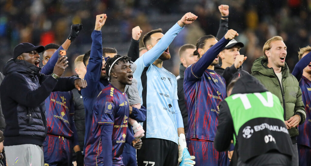 2025.10.25 Szczecin
pilka nozna PKO Ekstraklasa sezon 2025/2026
Pogon Szczecin - Cracovia Krakow 
N/z Musa Juwara Valentin Cojocaru Marian Huja
Foto Kasia Dzierzynska / PressFocus

2025.10.25 Szczecin
Football - Polish PKO Ekstraklasa season 2025/2026
Pogon Szczecin - Cracovia Krakow 
Musa Juwara Valentin Cojocaru Marian Huja
Credit: Kasia Dzierzynska / PressFocus