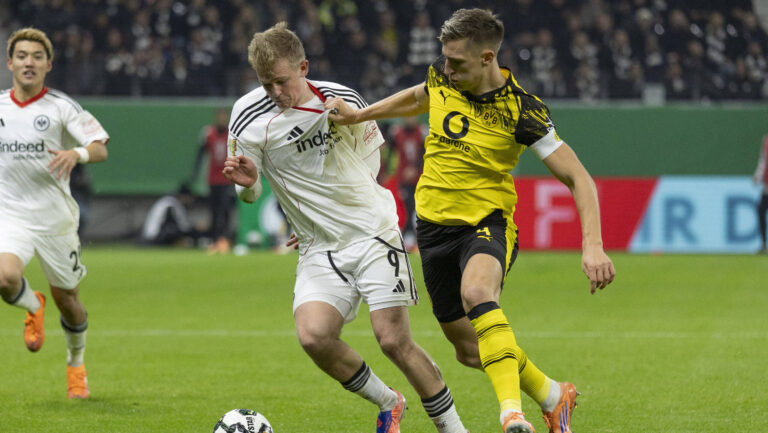 Jonathan Burkardt Eintracht Frankfurt 9 &amp; Nico Schlotterbeck Dortmund 4 im kampf um den ball, Eintracht Frankfurt - Borussia Dortmund, Frankfurt, Deutsche Bank Park, 28.10.2025 Hessen DE Copyright: xBEAUTIFULxSPORTS/Gawlikx
2025.10.28 Frankfurt
pilka nozna , Puchar Niemiec
Eintracht Frankfurt - Borussia Dortmund
Foto IMAGO/PressFocus

!!! POLAND ONLY !!!