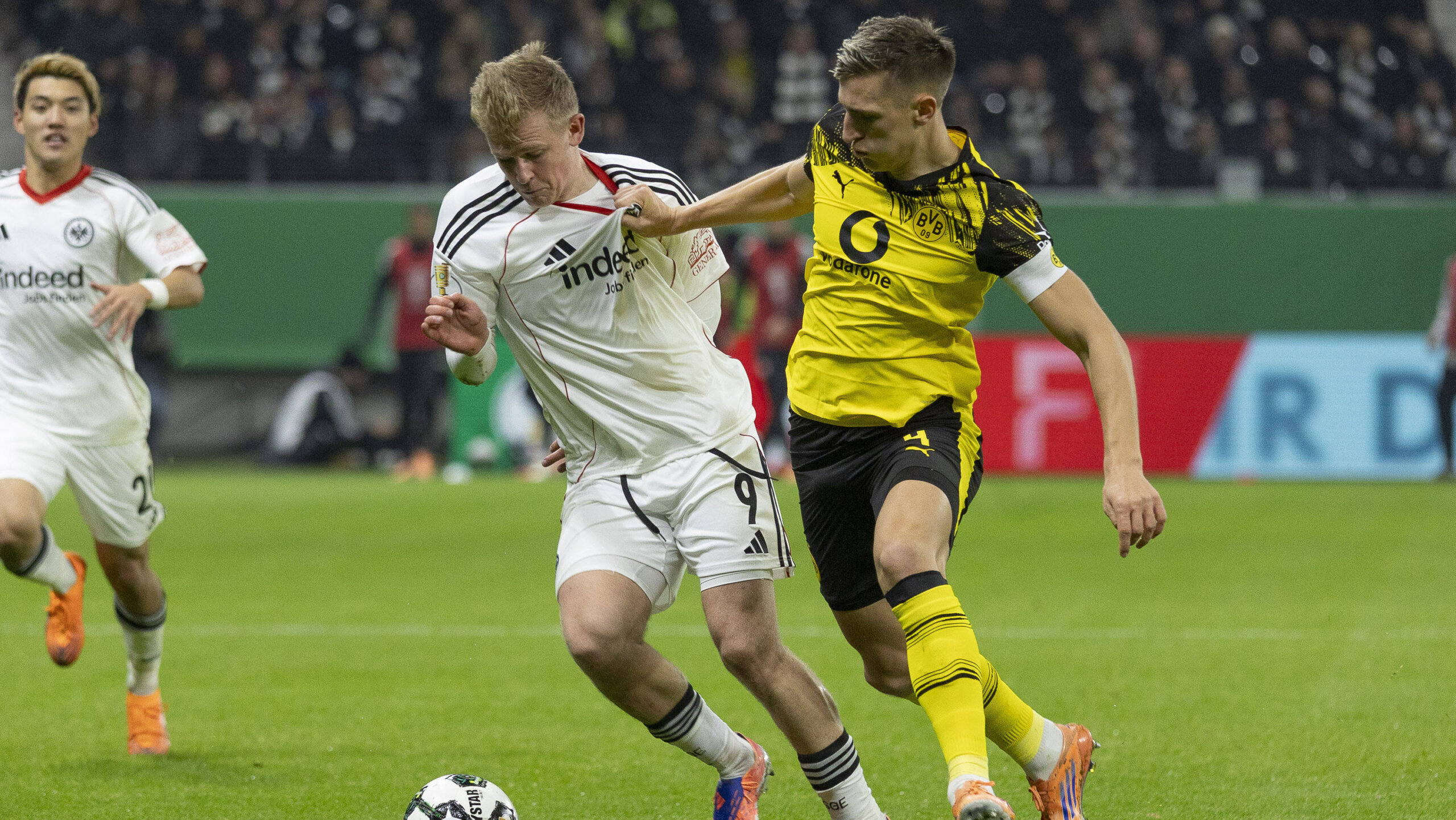 Jonathan Burkardt Eintracht Frankfurt 9 &amp; Nico Schlotterbeck Dortmund 4 im kampf um den ball, Eintracht Frankfurt - Borussia Dortmund, Frankfurt, Deutsche Bank Park, 28.10.2025 Hessen DE Copyright: xBEAUTIFULxSPORTS/Gawlikx
2025.10.28 Frankfurt
pilka nozna , Puchar Niemiec
Eintracht Frankfurt - Borussia Dortmund
Foto IMAGO/PressFocus

!!! POLAND ONLY !!!