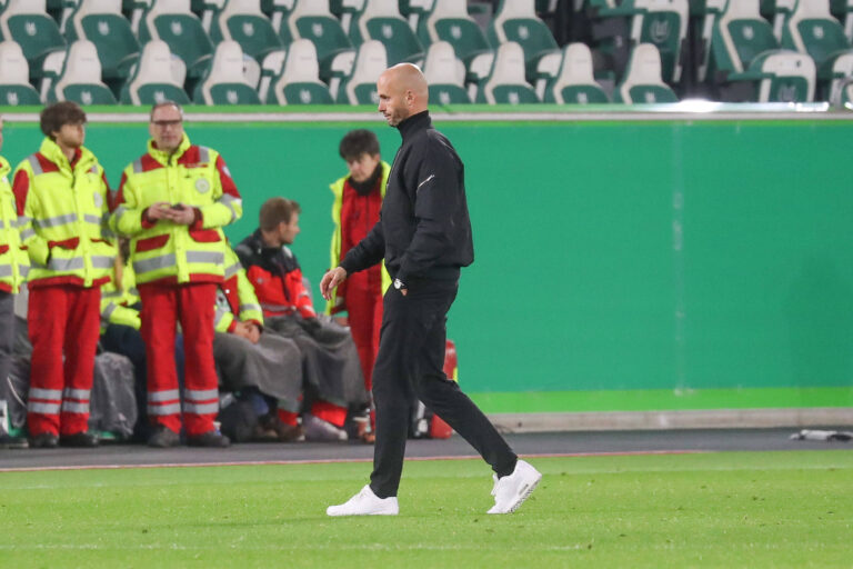 28.10.2025, xgox, Fussball - DFB Pokal 2.Runde VfL Wolfsburg - Holstein Kiel emspor, v.l. Paul Simonis Wolfsburg, Trainer enttaeuscht, schaut enttaeuscht, niedergeschlagen, disappointed DFL/DFB REGULATIONS PROHIBIT ANY USE OF PHOTOGRAPHS as IMAGE SEQUENCES and/or QUASI-VIDEO Wolfsburg *** 28 10 2025, xgox, Soccer DFB Pokal 2 Round VfL Wolfsburg Holstein Kiel emspor, v l Paul Simonis Wolfsburg, coach disappointed, looks disappointed, disappointed DFL DFB REGULATIONS PROHIBIT ANY USE OF PHOTOGRAPHS as IMAGE SEQUENCES and or QUASI VIDEO Wolfsburg
2025.10.28 Wolfsburg
pilka nozna , Puchar Niemiec
VfL Wolfsburg - Holstein Kiel
Foto IMAGO/PressFocus

!!! POLAND ONLY !!!