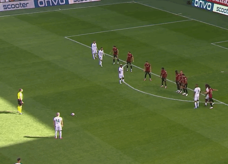 Mógł grać w Legii, a teraz strzelił z rzutu wolnego. Piękny gol napastnika [WIDEO]