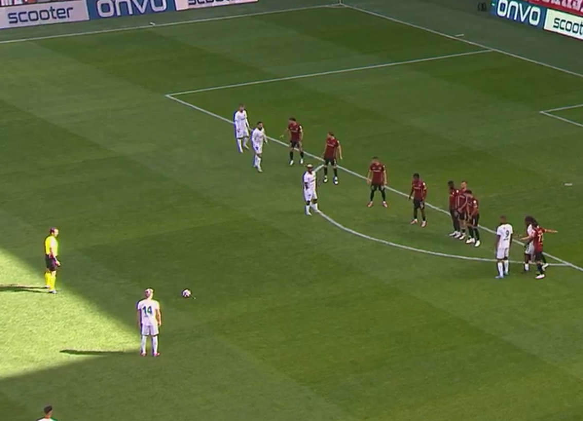 Mógł grać w Legii, a teraz strzelił z rzutu wolnego. Piękny gol napastnika [WIDEO]