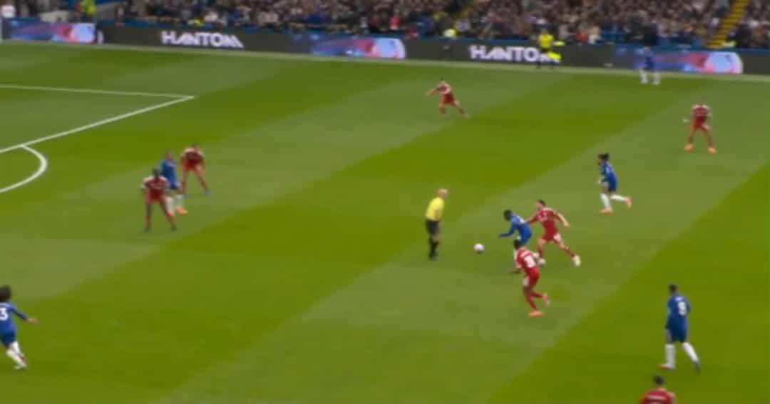 Kosmiczny gol w meczu Chelsea z Liverpoolem! Samo okienko [WIDEO]