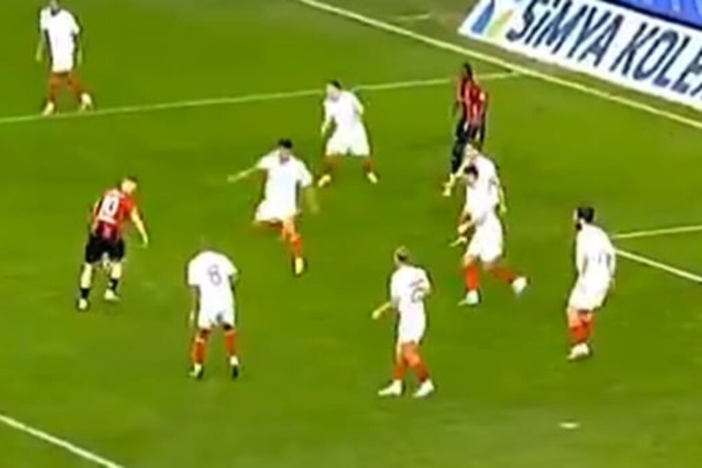 Kacper Kozłowski z kolejnym golem! Kapitalny strzał Polaka [WIDEO]