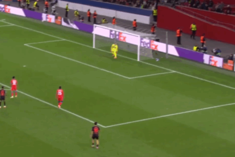 Fenomenalna bramka w Lidze Mistrzów! Trafił idealnie w okienko!