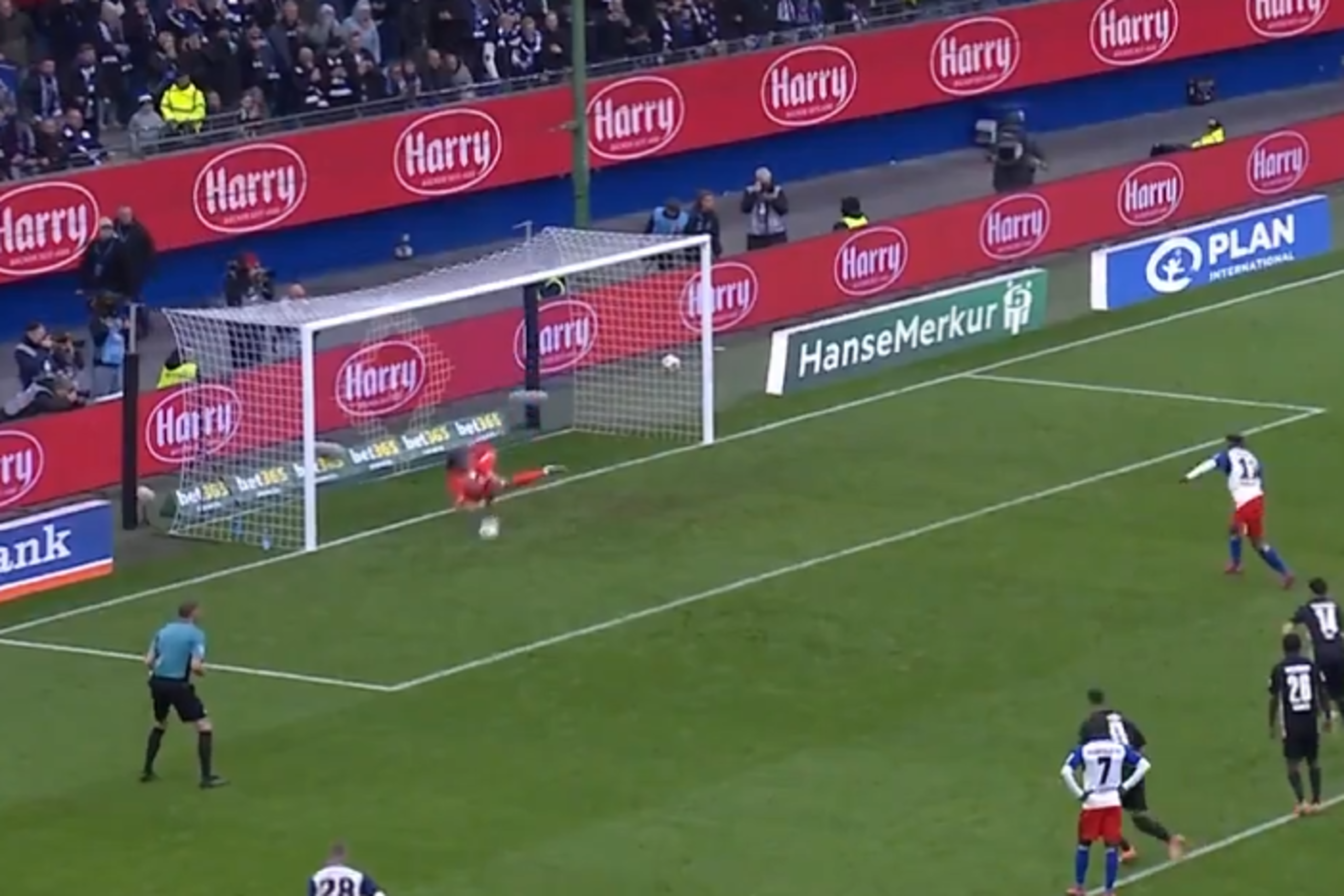 Kamil Grabara obronił rzut karny [WIDEO]