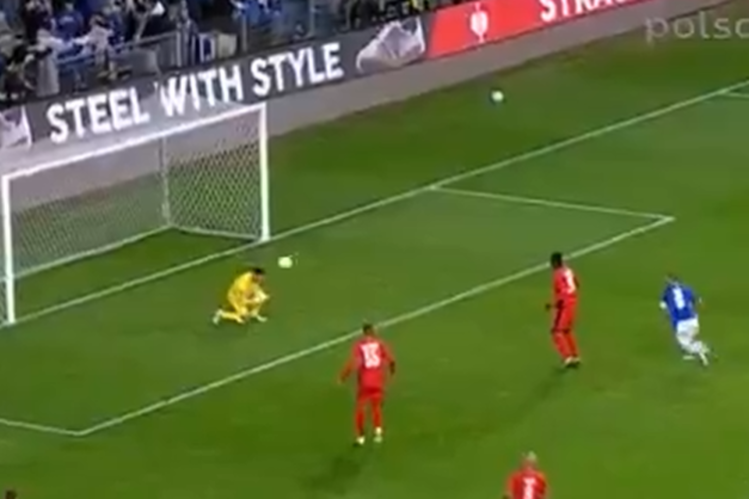 Ogromny błąd bramkarza w meczu Lecha! [WIDEO]