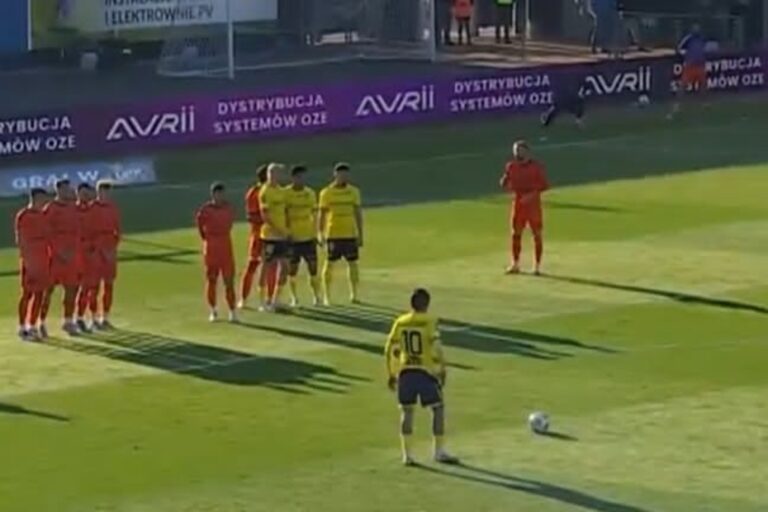 Hat-trick skompletowany po strzale z rzutu wolnego! Show w Ekstraklasie [WIDEO]