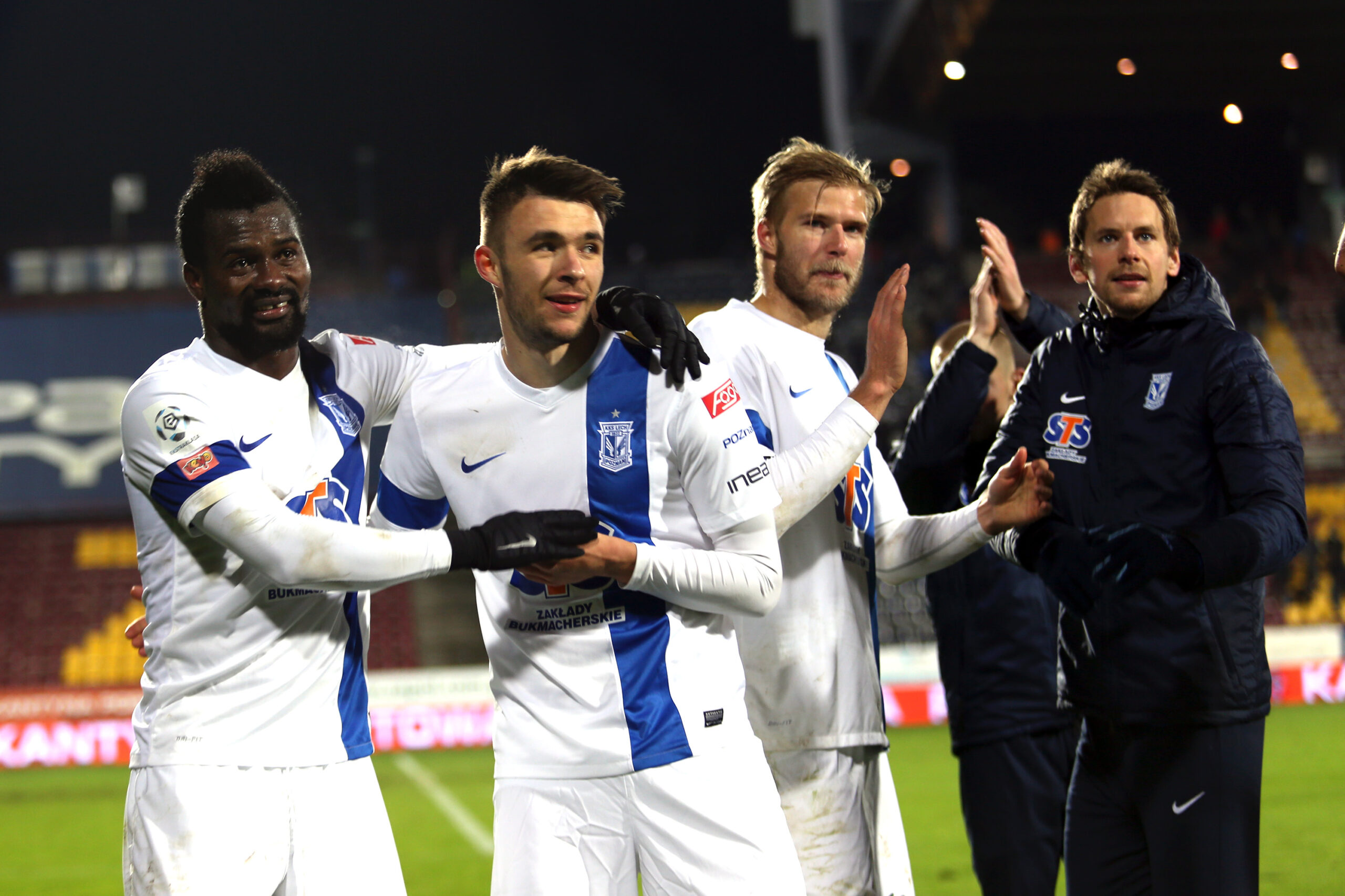 22.11.2015 SZCZECIN PILKA NOZNA EKSTRAKLASA SEZON 2015/2016 FOOTBALL POLISH EKSTRAKLASA SEASON 2015/2016 MECZ MATCH POGON SZCZECIN - LECH POZNAN N/Z RADOSC ABDUL AZIZ TETTEH DARIUSZ FORMELLA PAULUS ARAJUURI PO WYGRANYM MECZU FOT SZYMON GORSKI / PRESSFOCUS