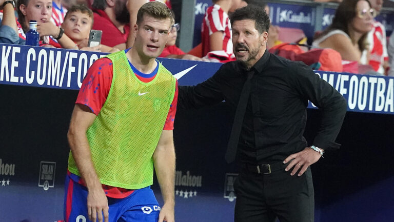 Atletico de Madrid&#039;s coach Diego Pablo Cholo Simeone (r) with Alexander Sorloth during La Liga match. August 25,2024. (Photo by Acero/Alter Photos/Sipa USA)
2024.08.25 Madryt
pilka nozna liga hiszpanska 
Atletico Madryt - Girona FC
Foto Acero/Alter Photos/SIPA USA/PressFocus

!!! POLAND ONLY !!!