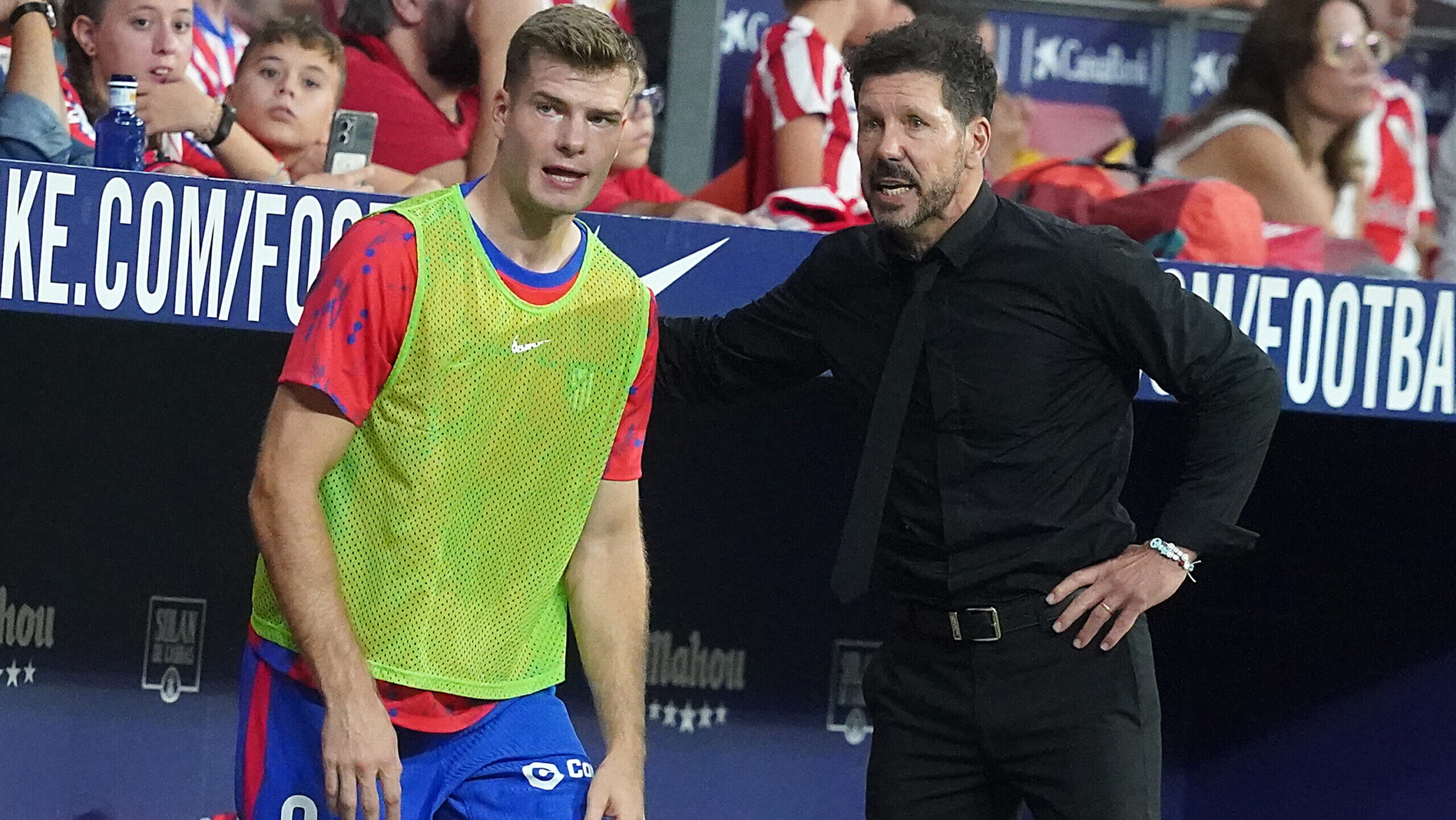 Atletico de Madrid&#039;s coach Diego Pablo Cholo Simeone (r) with Alexander Sorloth during La Liga match. August 25,2024. (Photo by Acero/Alter Photos/Sipa USA)
2024.08.25 Madryt
pilka nozna liga hiszpanska 
Atletico Madryt - Girona FC
Foto Acero/Alter Photos/SIPA USA/PressFocus

!!! POLAND ONLY !!!