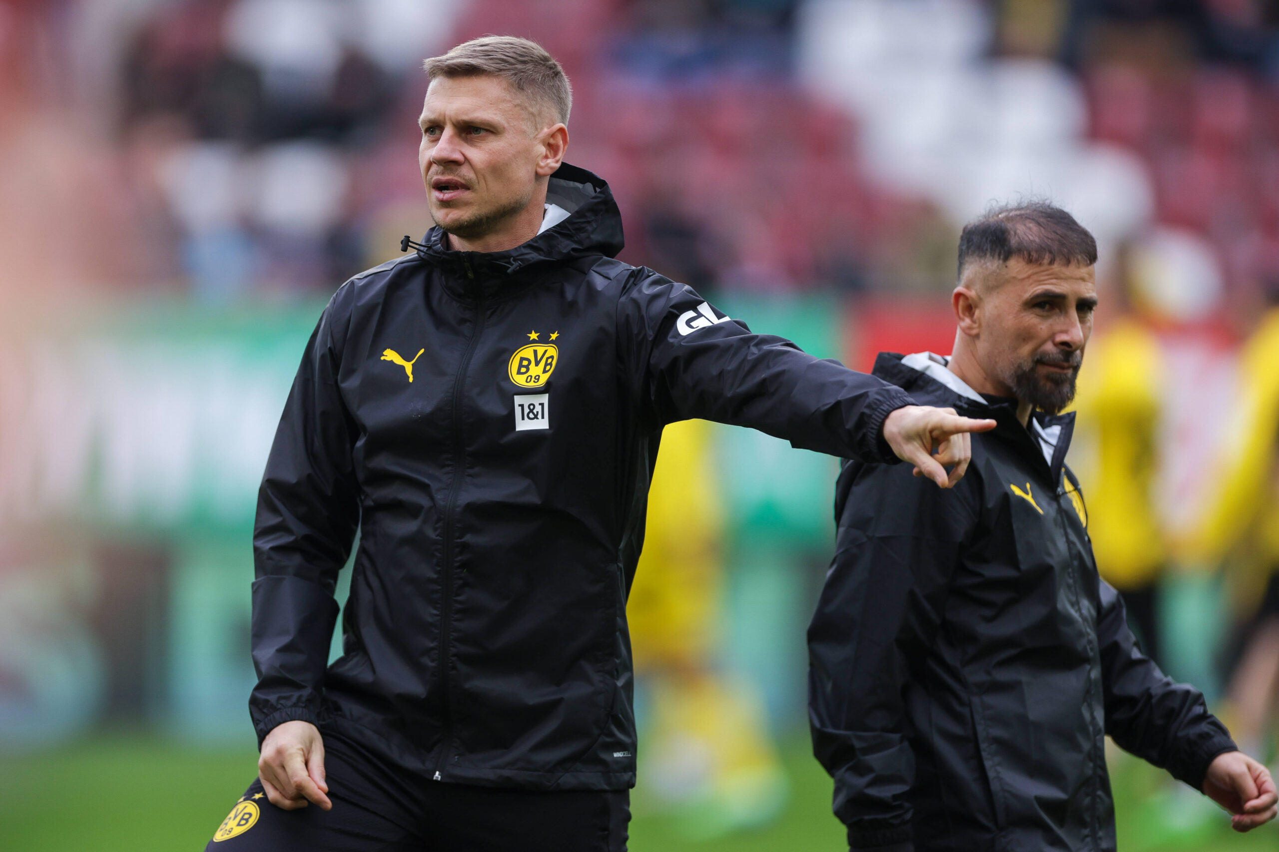26.10.2024, Fussball, Saison 2024/2025, 1. Bundesliga, 8. Spieltag, FC Augsburg - Borussia Dortmund, v. l. Co-Trainer Lukasz Piszczek Borussia Dortmund gibt Anweisungen, Co-Trainer Ertugrul Arslan Borussia Dortmund, Augsburg WWK Arena Bayern Deutschland xRHR-FOTO/DEx *** 26 10 2024, Football, Season 2024 2025, 1 Bundesliga, Matchday 8, FC Augsburg Borussia Dortmund, f l Co coach Lukasz Piszczek Borussia Dortmund gives instructions, Co coach Ertugrul Arslan Borussia Dortmund , Augsburg WWK Arena Bayern Germany xRHR PHOTO DEx Copyright: DennisxEwert/RHR-FOTOx RHR-FOTO/DE
2024.10.26 
pilka nozna liga niemiecka
Bundesliga 2024/2025
Foto IMAGO/PressFocus

!!! POLAND ONLY !!!