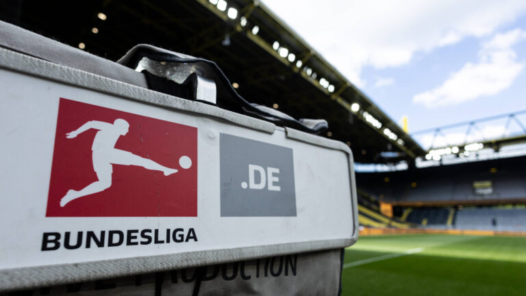 1. Fussball Bundesliga: Borussia Dortmund - Holstein Kiel 17.05.2025 Innenraum, Stadion vor dem Spiel. Eine TV-Kamera mit dem Logo der 1.Bundesliga. 1. Fussball Bundesliga: Borussia Dortmund - Holstein Kiel Signal Iduna Park, Dortmund 17.05.2025 DFL regulations prohibit any use of photographs as image sequences and/or quasi video. *** 1 Bundesliga Borussia Dortmund Holstein Kiel 17 05 2025 Inside, stadium before the match A TV camera with the logo of the 1 Bundesliga 1 Bundesliga Borussia Dortmund Holstein Kiel Signal Iduna Park, Dortmund 17 05 2025 DFL regulations prohibit any use of photographs as image sequences and or quasi video Copyright: xBEAUTIFULxSPORTS/Buriakovx
2025.05.17 Dortmund
pilka nozna , liga niemiecka
Borussia Dortmund - Holstein Kiel
Foto IMAGO/PressFocus

!!! POLAND ONLY !!!