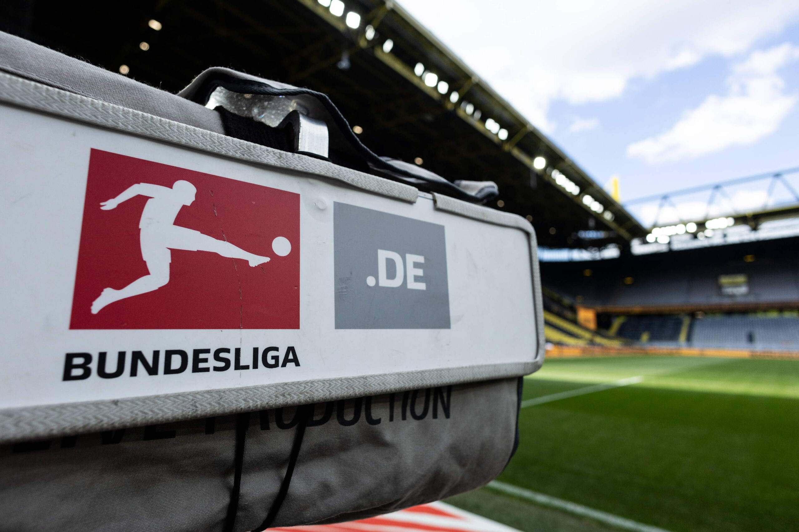 1. Fussball Bundesliga: Borussia Dortmund - Holstein Kiel 17.05.2025 Innenraum, Stadion vor dem Spiel. Eine TV-Kamera mit dem Logo der 1.Bundesliga. 1. Fussball Bundesliga: Borussia Dortmund - Holstein Kiel Signal Iduna Park, Dortmund 17.05.2025 DFL regulations prohibit any use of photographs as image sequences and/or quasi video. *** 1 Bundesliga Borussia Dortmund Holstein Kiel 17 05 2025 Inside, stadium before the match A TV camera with the logo of the 1 Bundesliga 1 Bundesliga Borussia Dortmund Holstein Kiel Signal Iduna Park, Dortmund 17 05 2025 DFL regulations prohibit any use of photographs as image sequences and or quasi video Copyright: xBEAUTIFULxSPORTS/Buriakovx
2025.05.17 Dortmund
pilka nozna , liga niemiecka
Borussia Dortmund - Holstein Kiel
Foto IMAGO/PressFocus

!!! POLAND ONLY !!!