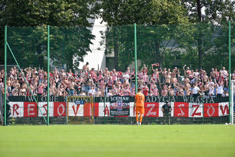 2025.08.09 Krakow
Pilka nozna , Betclic II liga , sezon 2025/26
Hutnik Krakow - Resovia Rzeszow
N/z Kibice Resovii
Foto Krzysztof Porebski / PressFocus

2025.08.09 Krakow
Football , Polish league, third level , 2025/2026 season
Hutnik Krakow - Resovia Rzeszow
Kibice Resovii
Credit: Krzysztof Porebski / PressFocus
