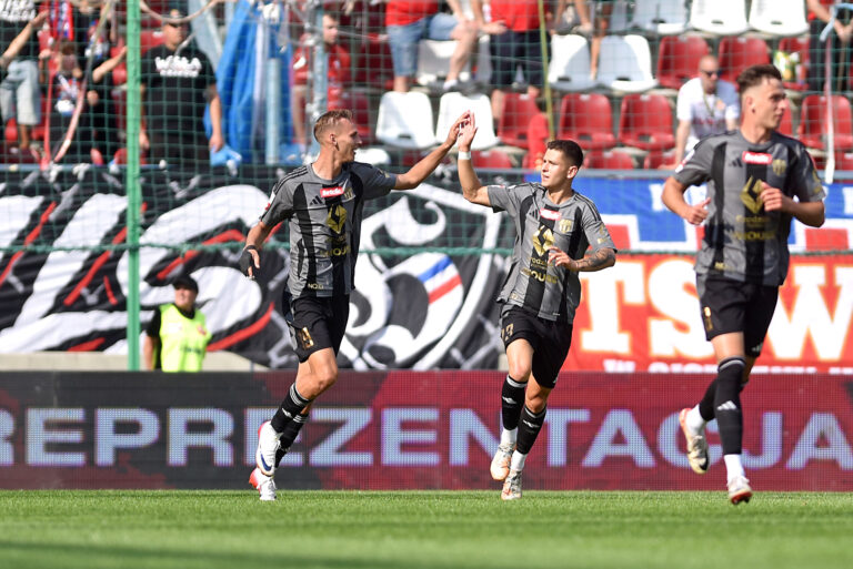 2025.08.10 Krakow
Pilka nozna , Betclic I liga , sezon 2025/26
Wisla Krakow - Pogon Grodzisk Mazowiecki
N/z Pilkarze Pogoni, radosc po bramce na 3-2, gol, bramka, Rafal Adamski, Jakub Lis
Foto Krzysztof Porebski / PressFocus

2025.08.10 Krakow
Football , Polish league, second level , 2025/2026 season
Wisla Krakow - Pogon Grodzisk Mazowiecki
Pilkarze Pogoni, radosc po bramce na 3-2, gol, bramka, Rafal Adamski, Jakub Lis
Credit: Krzysztof Porebski / PressFocus