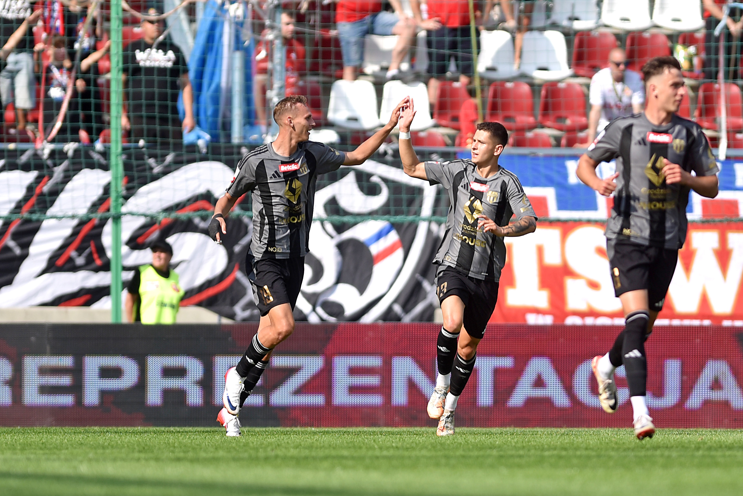 2025.08.10 Krakow
Pilka nozna , Betclic I liga , sezon 2025/26
Wisla Krakow - Pogon Grodzisk Mazowiecki
N/z Pilkarze Pogoni, radosc po bramce na 3-2, gol, bramka, Rafal Adamski, Jakub Lis
Foto Krzysztof Porebski / PressFocus

2025.08.10 Krakow
Football , Polish league, second level , 2025/2026 season
Wisla Krakow - Pogon Grodzisk Mazowiecki
Pilkarze Pogoni, radosc po bramce na 3-2, gol, bramka, Rafal Adamski, Jakub Lis
Credit: Krzysztof Porebski / PressFocus