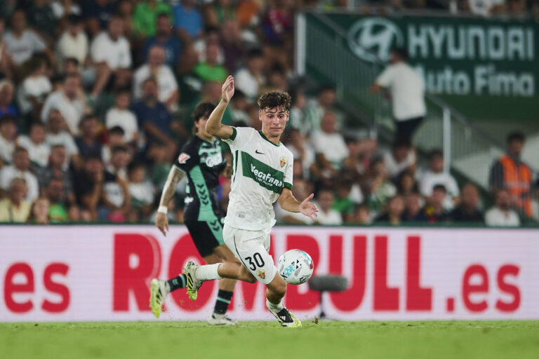 Elche CF v Real Betis - LaLiga EA Sports ELCHE, SPAIN - AUGUST 18: Rodrigo Mendoza of Elche CF in action during to the LaLiga EA Sports match between Elche CF and Real Betis Balompie at Manuel Martinez Valero Stadium on August 18, 2025 in Elche, Spain. Photo by Francisco Macia/Photo Players Images/Magara Press Elche Martinez Valero Stadium Alicante Spain Copyright: xFranciscoxMaciax
2025.08.18 Elche
pilka nozna , liga hiszpanska
Elche CF - Real Betis Sewilla
Foto IMAGO/PressFocus

!!! POLAND ONLY !!!
