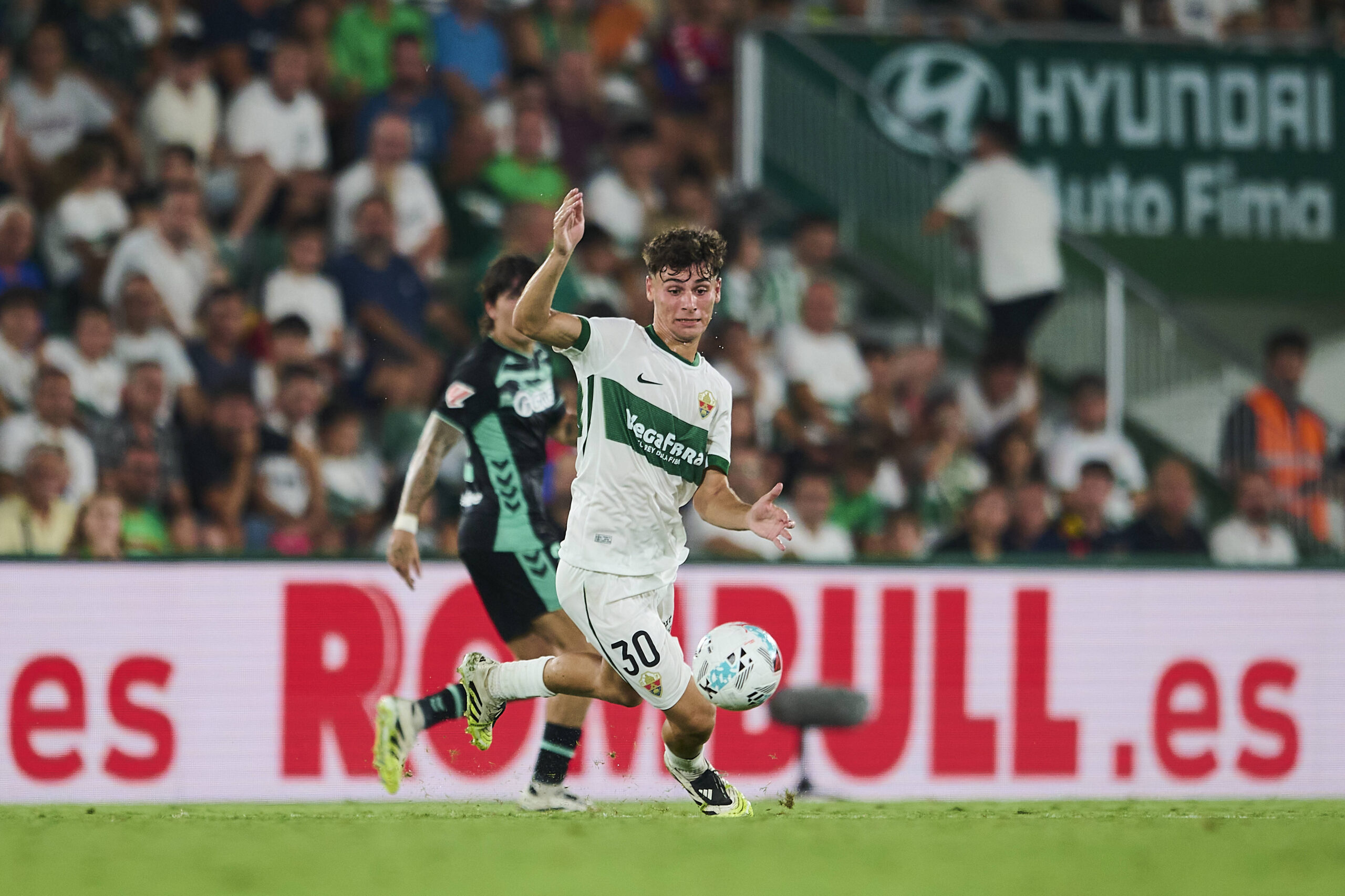 Elche CF v Real Betis - LaLiga EA Sports ELCHE, SPAIN - AUGUST 18: Rodrigo Mendoza of Elche CF in action during to the LaLiga EA Sports match between Elche CF and Real Betis Balompie at Manuel Martinez Valero Stadium on August 18, 2025 in Elche, Spain. Photo by Francisco Macia/Photo Players Images/Magara Press Elche Martinez Valero Stadium Alicante Spain Copyright: xFranciscoxMaciax
2025.08.18 Elche
pilka nozna , liga hiszpanska
Elche CF - Real Betis Sewilla
Foto IMAGO/PressFocus

!!! POLAND ONLY !!!