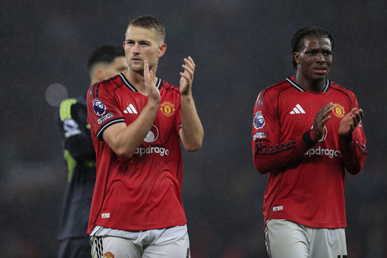Manchester United, ManU v Chelsea Premier League 20/09/2025. Matthijs de Ligt 4 and Patrick Dorgu 13 of Manchester United celebrate the 2-1 win at the end of the Premier League match between Manchester United and Chelsea at Old Trafford, Manchester, England on 20 September 2025. Manchester Old Trafford Greater Manchester England Editorial use only DataCo restrictions apply See www.football-dataco.com , Copyright: xConorxMolloyx PSI-22864-0061
2025.09.20 Manchester
pilka nozna , liga angielska
Manchester United - Chelsea Londyn
Foto IMAGO/PressFocus

!!! POLAND ONLY !!!