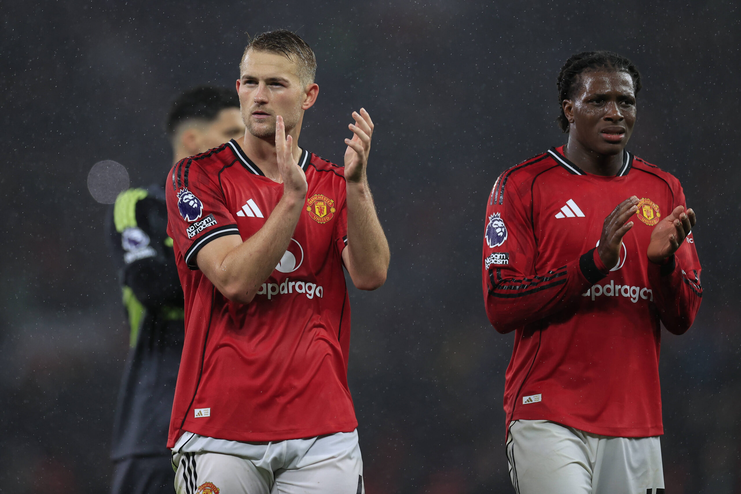 Manchester United, ManU v Chelsea Premier League 20/09/2025. Matthijs de Ligt 4 and Patrick Dorgu 13 of Manchester United celebrate the 2-1 win at the end of the Premier League match between Manchester United and Chelsea at Old Trafford, Manchester, England on 20 September 2025. Manchester Old Trafford Greater Manchester England Editorial use only DataCo restrictions apply See www.football-dataco.com , Copyright: xConorxMolloyx PSI-22864-0061
2025.09.20 Manchester
pilka nozna , liga angielska
Manchester United - Chelsea Londyn
Foto IMAGO/PressFocus

!!! POLAND ONLY !!!