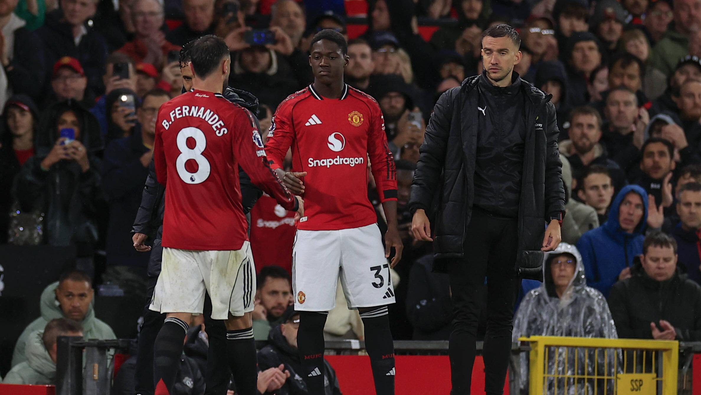 Manchester United, ManU v Chelsea Premier League 20/09/2025. Bruno Fernandes 8 of Manchester United is substituted by Kobbie Mainoo 37 of Manchester United during the Premier League match between Manchester United and Chelsea at Old Trafford, Manchester, England on 20 September 2025. Manchester Old Trafford Greater Manchester England Editorial use only DataCo restrictions apply See www.football-dataco.com , Copyright: xConorxMolloyx PSI-22864-0085
2025.09.20 Manchester
pilka nozna , liga angielska
Manchester United - Chelsea Londyn
Foto IMAGO/PressFocus

!!! POLAND ONLY !!!