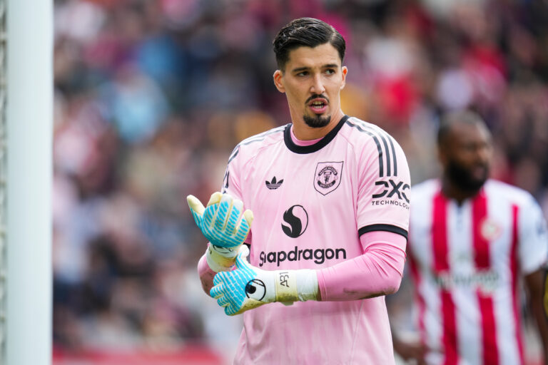 Altay Bayindir of Manchester United during the Premier League match Brentford vs Manchester United at The Gtech Community Stadium, London, United Kingdom, 27th September 2025

(Photo by Harvey Murphy/News Images) in ,  on 9/27/2025. (Photo by Harvey Murphy/News Images/Sipa USA)
2025.09.27 Londyn
pilka nozna liga angielska
Brentford FC - Manchester United
Foto News Images/SIPA USA/PressFocus

!!! POLAND ONLY !!!
