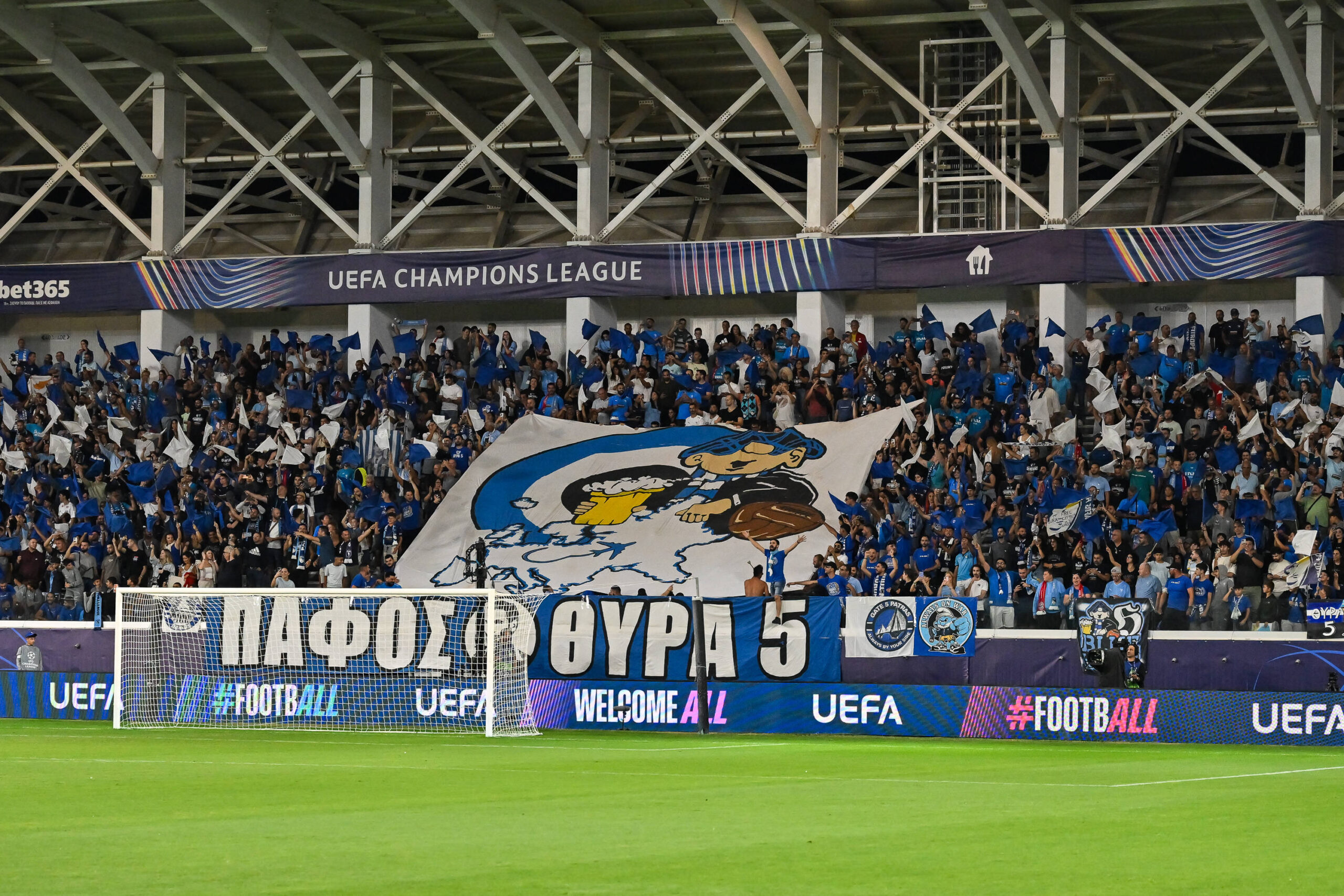 UEFA Champions League Paphos FC - FC Bayern Munchen 30.09.2025 Die Heimkurve hat zu Spielbeginn eine kleine Choreo vorbereitet / UEFA Champions League: Paphos FC - FC Bayern Munchen Alphamega Stadium am 30.09.2025 *** UEFA Champions League Paphos FC FC Bayern Munchen 30 09 2025 The home curve prepared a small choreo at the start of the match UEFA Champions League Paphos FC FC Bayern Munchen Alphamega Stadium on 30 09 2025 Copyright: xBEAUTIFULxSPORTS/Goldbergx
2025.09.30 Limassol
pilka nozna , liga mistrzow
Pafos FC - Bayern Monachium
Foto IMAGO/PressFocus

!!! POLAND ONLY !!!