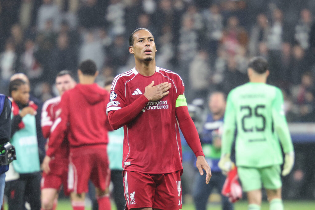 Bedankt sich nach Spielende bei den Fans Virgil van Dijk FC Liverpool, 04, GER, Eintracht Frankfurt vs FC Liverpool, Fussball, UEFA Champions League, Ligaphase, 3. Spieltag, Spielzeit 2025/2026, 22.10.2025. GER, Eintracht Frankfurt vs FC Liverpool, Fussball, UEFA Champions League, Ligaphase, 3. Spieltag, Spielzeit 2025/2026, 22.10.2025. Frankfurt am Main *** Thanks the fans after the match Virgil van Dijk Liverpool FC, 04 , GER, Eintracht Frankfurt vs Liverpool FC, Football, UEFA Champions League, League Phase, Matchday 3, Season 2025 2026, 22 10 2025 GER, Eintracht Frankfurt vs Liverpool FC, Football, UEFA Champions League, League Phase, Matchday 3, Season 2025 2026, 22 10 2025 Frankfurt am Main Copyright: xEibner-Pressefoto/JanxPrihodax EP_JPA
2025.10.22 Frankfurt
pilka nozna , liga mistrzow
Eintracht Frankfurt - FC Liverpool
Foto IMAGO/PressFocus

!!! POLAND ONLY !!!