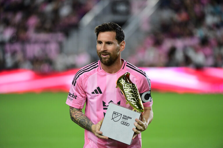 Inter Miami CF forward Lionel Messi (10) holds the Golden Boot prior to the match between Inter Miami and Nashville at Chase Stadium in Fort Lauderdale, Florida on October 24, 2025. (Photo by JC Ruiz/Sipa USA)
2025.10.24 Fort Lauderdale
pilka nozna amerykanska liga MLS
Inter Miami CF - Nashville SC
Foto Sipa USA/SIPA USA/PressFocus

!!! POLAND ONLY !!!
