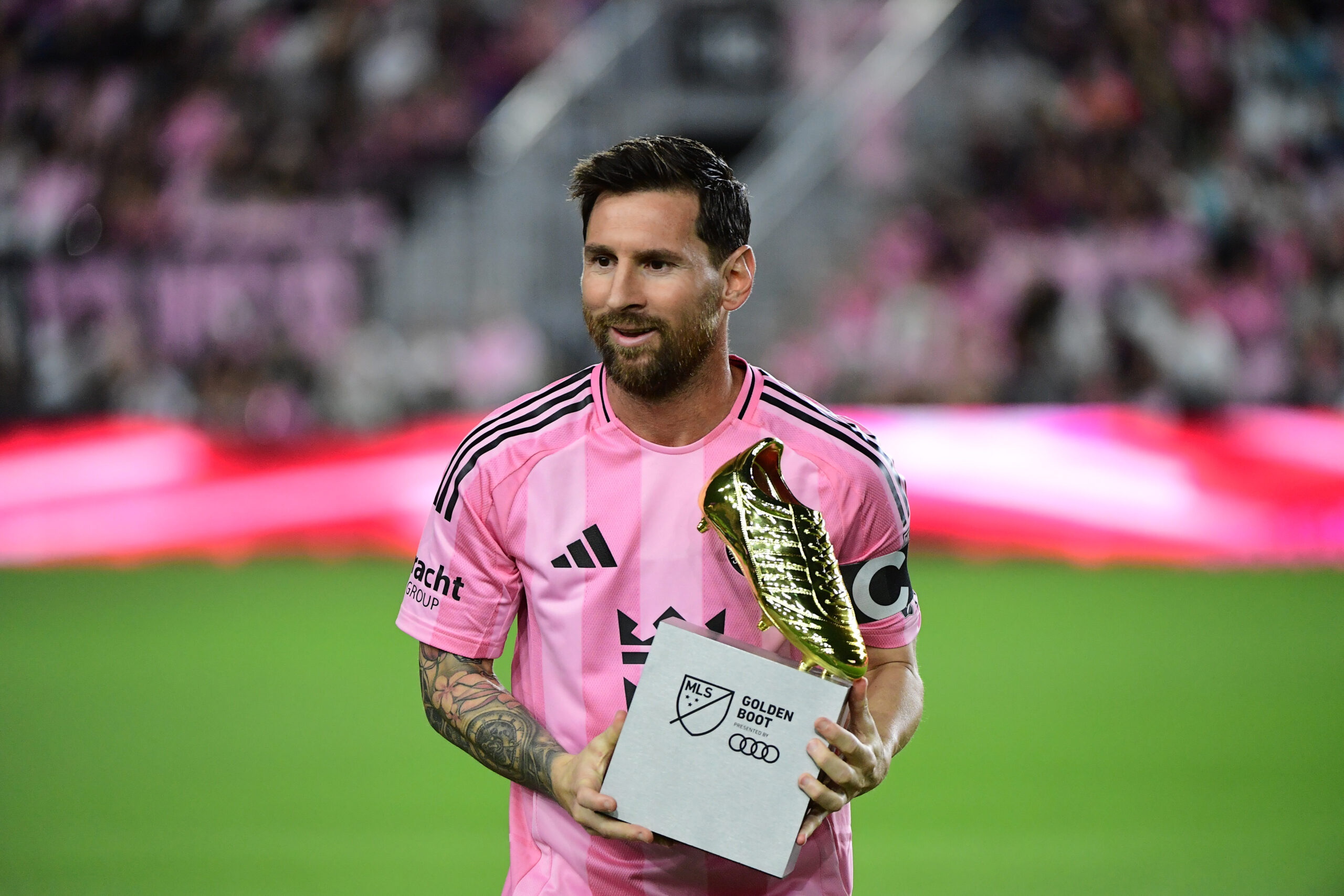 Inter Miami CF forward Lionel Messi (10) holds the Golden Boot prior to the match between Inter Miami and Nashville at Chase Stadium in Fort Lauderdale, Florida on October 24, 2025. (Photo by JC Ruiz/Sipa USA)
2025.10.24 Fort Lauderdale
pilka nozna amerykanska liga MLS
Inter Miami CF - Nashville SC
Foto Sipa USA/SIPA USA/PressFocus

!!! POLAND ONLY !!!