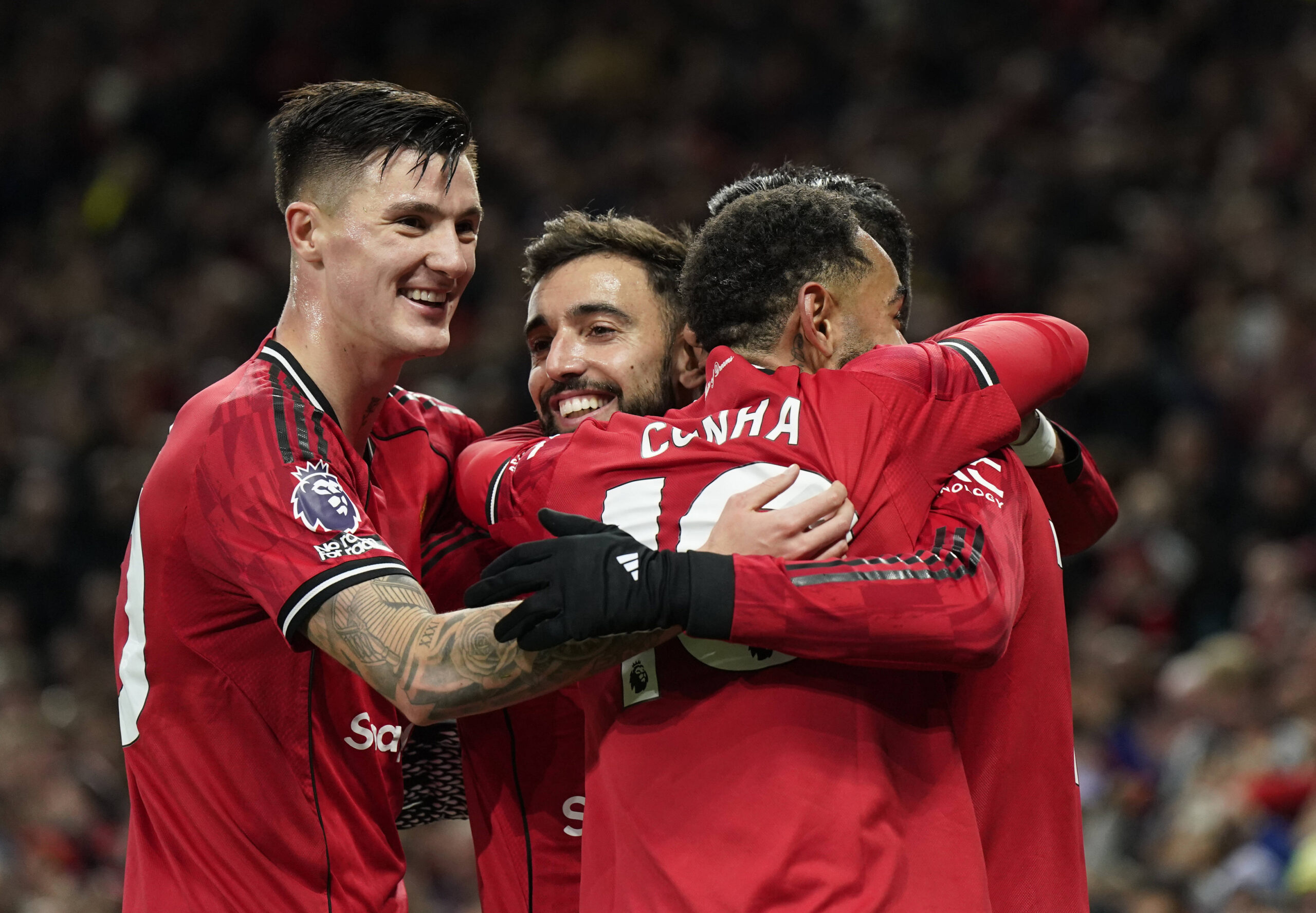 Manchester, England, 25th October 2025. Casemiro of Manchester United, ManU is mobbed as he celebrates after his shot was deflected into the goal by Yasin Ayari of Brighton during the Manchester United vs Brighton and Hove Albion Premier League match at Old Trafford, Manchester. Picture credit should read: Andrew Yates / Sportimage EDITORIAL USE ONLY. No use with unauthorised audio, video, data, fixture lists, club/league logos or live services. Online in-match use limited to 120 images, no video emulation. No use in betting, games or single club/league/player publications. SPI_044_AY_Man_Utd_Brighton SPI-4237-0041
2025.10.25 Manchester
pilka nozna , liga angielska
Manchester United - Brighton and Hove Albion
Foto IMAGO/PressFocus

!!! POLAND ONLY !!!