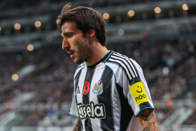 Newcastle United v Tottenham Hotspur, Carabao Cup Sandro Tonali Of Newcastle United during the Newcastle United v Tottenham Hotspur Carabao Cup Round of 16 match at St. James Park, Newcastle Upon Tyne, England on 29 October 2025 Credit: Lee Keuneke/Every Second Media Editorial use only. All images are copyright Every Second Media Limited. No images may be reproduced without prior permission. All rights reserved. Premier League and Football League images are subject to licensing agreements with Football DataCo Limited. see https://www.football-dataco.com Copyright: xIMAGO/EveryxSecondxMediax ESM-1647-0161 LeexKeunekex/xEveryxSecondxMediax
2025.10.29 Newcastle
pilka nozna , Puchar Ligi Angielskiej
Newcastle United - Tottenham Hotspur
Foto IMAGO/PressFocus

!!! POLAND ONLY !!!