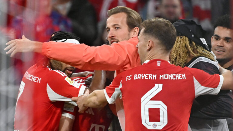 Torjubel nach 3-0 Eigentor: Harry KANE Bayern Muenchen, Joshua KIMMICH Bayern Muenchen, Sacha BOEY Bayern Muenchen, Luis DIAZ Bayern Muenchen. Jubel,Freude,Begeisterung,Aktion. Fussball 1. Bundesliga Saison 2025/2026, 9.Spieltag, Spieltag09 FC Bayern Muenchen - Bayer 04 Leverkusen 3-0 am 01.11.2025 , A L L I A N Z A R E N A. *** Goal celebration after 3 0 own goal Harry KANE Bayern Muenchen , Joshua KIMMICH Bayern Muenchen , Sacha BOEY Bayern Muenchen , Luis DIAZ Bayern Muenchen Cheering,Joy,Enthusiasm,Action Football 1 Bundesliga Season 2025 2026, 9 Matchday, Matchday09 FC Bayern Muenchen Bayer 04 Leverkusen 3 0 on 01 11 2025 , A L L I A N Z A R E N A
2025.11.01 Monachium
pilka nozna , liga niemiecka
Bayern Monachium - Bayer 04 Leverkusen
Foto IMAGO/PressFocus

!!! POLAND ONLY !!!