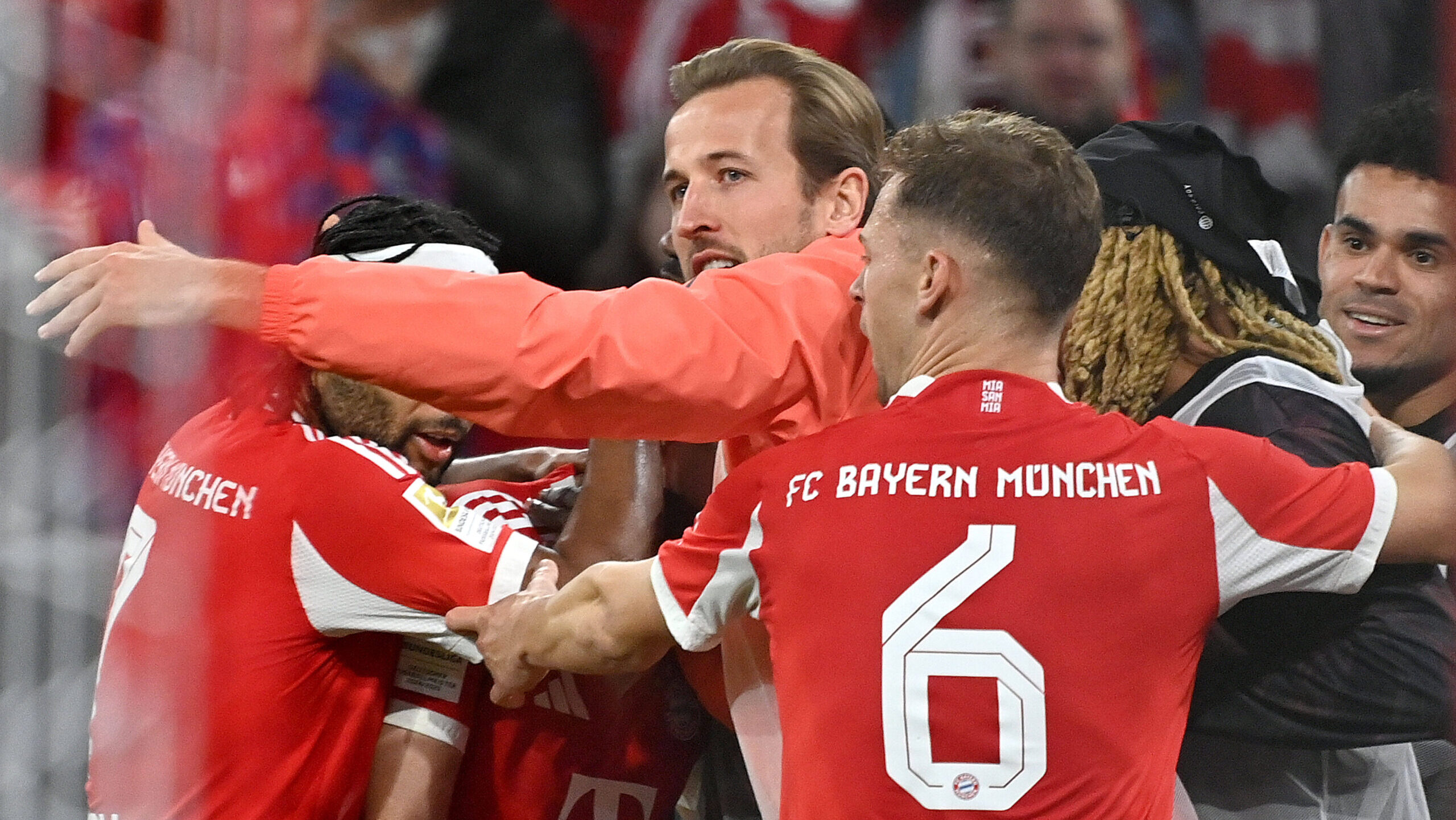 Torjubel nach 3-0 Eigentor: Harry KANE Bayern Muenchen, Joshua KIMMICH Bayern Muenchen, Sacha BOEY Bayern Muenchen, Luis DIAZ Bayern Muenchen. Jubel,Freude,Begeisterung,Aktion. Fussball 1. Bundesliga Saison 2025/2026, 9.Spieltag, Spieltag09 FC Bayern Muenchen - Bayer 04 Leverkusen 3-0 am 01.11.2025 , A L L I A N Z A R E N A. *** Goal celebration after 3 0 own goal Harry KANE Bayern Muenchen , Joshua KIMMICH Bayern Muenchen , Sacha BOEY Bayern Muenchen , Luis DIAZ Bayern Muenchen Cheering,Joy,Enthusiasm,Action Football 1 Bundesliga Season 2025 2026, 9 Matchday, Matchday09 FC Bayern Muenchen Bayer 04 Leverkusen 3 0 on 01 11 2025 , A L L I A N Z A R E N A
2025.11.01 Monachium
pilka nozna , liga niemiecka
Bayern Monachium - Bayer 04 Leverkusen
Foto IMAGO/PressFocus

!!! POLAND ONLY !!!
