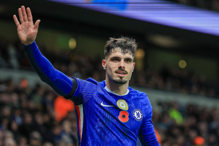 Tottenham Hotspur v Chelsea Premier League 01/11/2025. Chelsea Forward Pedro Neto 7 waves at the Chelsea Fans during the Premier League match between Tottenham Hotspur and Chelsea at Tottenham Hotspur Stadium, London, United Kingdom on 1 November 2025. London Tottenham Hotspur Stadium London United Kingdom Editorial use only DataCo restrictions apply See www.football-dataco.com , Copyright: xChrisxFoxwellx PSI-23151-0184
2025.11.01 Londyn
pilka nozna , liga angielska
Tottenham Hotspur - Chelsea Londyn
Foto IMAGO/PressFocus

!!! POLAND ONLY !!!