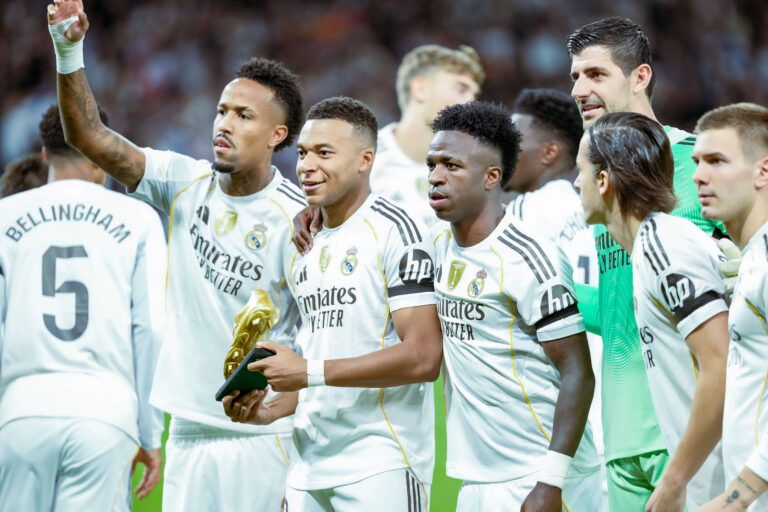 ESP: La Liga EA Sports Matchday 12: Real Madrid vs Valencia CF at Santiago Bernabeu Stadium in Madrid, Spain on 01 November 2025 Kylian Mbappe of Real Madrid is awarded the Golden Boot award. Madrid Santiago Bernabeu Stadium Spain Copyright: xAlexandraxFechetex
2025.11.01 Madryt
pilka nozna , liga hiszpanska
Real Madryt - Valencia CF
Foto IMAGO/PressFocus

!!! POLAND ONLY !!!