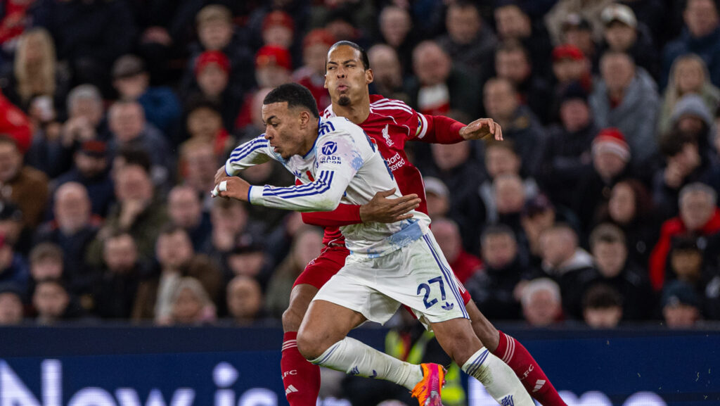 (251102) -- LIVERPOOL, Nov. 2, 2025 (Xinhua) -- Liverpool&#039;s captain Virgil van Dijk (R) holds back Aston Villa&#039;s Morgan Rogers during the English Premier League match between Liverpool FC and Aston Villa FC in Liverpool, Britain, on Nov. 1, 2025. (Xinhua) FOR EDITORIAL USE ONLY. NOT FOR SALE FOR MARKETING OR ADVERTISING CAMPAIGNS. NO USE WITH UNAUTHORIZED AUDIO, VIDEO, DATA, FIXTURE LISTS, CLUB/LEAGUE LOGOS OR &quot;LIVE&quot; SERVICES. ONLINE IN-MATCH USE LIMITED TO 45 IMAGES, NO VIDEO EMULATION. NO USE IN BETTING, GAMES OR SINGLE CLUB/LEAGUE/PLAYER PUBLICATIONS.

2025.11.01 Liverpool
pilka nozna liga wloska
FC Liverpool - Aston Villa
Foto (Xinhua)/Xinhua/PressFocus

!!! POLAND ONLY !!!