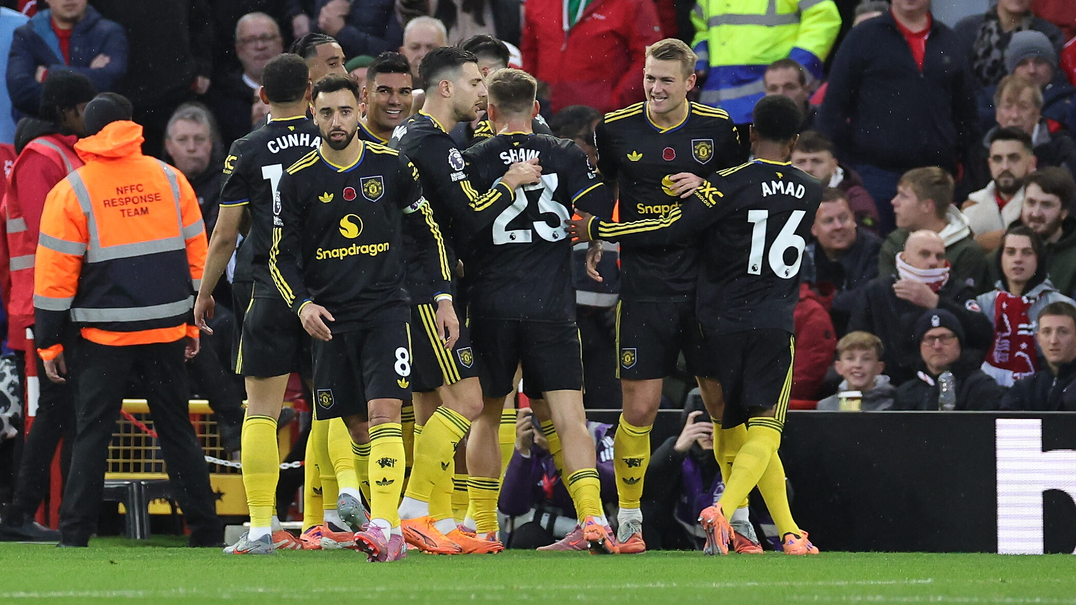 NOTTINGHAM, ENGLAND - NOVEMBER 1: Casemiro of Manchester United is mobbed by teammates after scoring their teams first goal during the Premier League match between Nottingham Forest and Manchester United at City Ground on November 1, 2025 in Nottingham, England. (Photo by James Holyoak/MB Media/Getty Images)
2025.11.01 Nottingham
Pilka nozna liga angielska
Nottingham Forest - Manchester United
Foto MB Media/PressFocus

!!! POLAND ONLY !!!