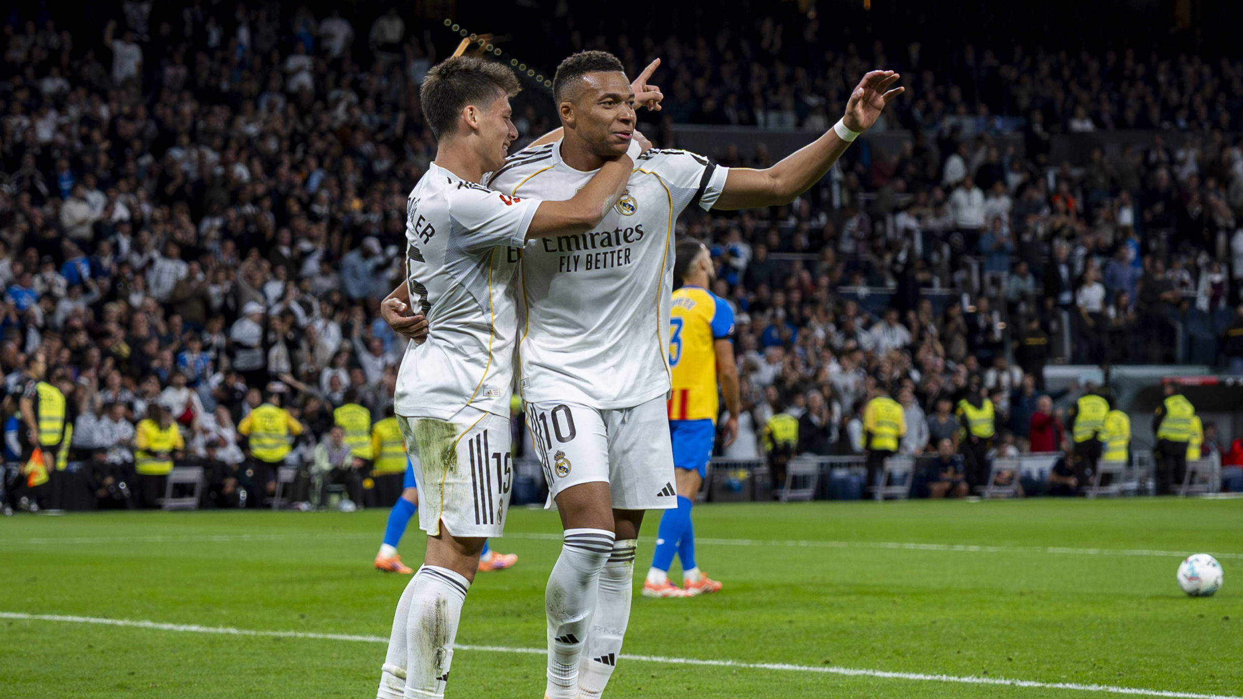 Real Madrid CF v Valencia CF - LaLiga EA Sports Kylian Mbappe of Real Madrid R celebrates his goal with Arda Guler of Real Madrid L during the LaLiga EA Sports football match between Real Madrid CF and Valencia CF at Estadio Santiago Bernabeu on November 01, 2025 in Madrid, Spain. Madrid Estadio Santiago Bernabeu Madrid Spain Copyright: xAlbertoxGardinx AGardin_20251101_Foot_Liga_ReaMad_Val_0702
2025.11.01 Madryt
pilka nozna , liga hiszpanska
Real Madryt - Valencia CF
Foto IMAGO/PressFocus

!!! POLAND ONLY !!!