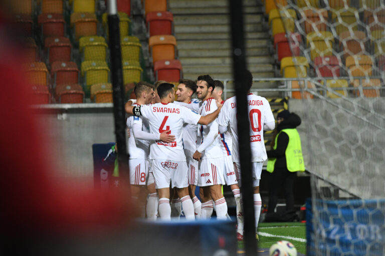 2025.11.02 Bialystok Pilka nozna PKO Ekstraklasa sezon 2025/2026 14. kolejka rozgrywek Jagiellonia Bialystok (zolto-czerwone) - Rakow Czestochowa N/z zawodnicy Rakowa Czestochowa ciesza sie z gola radosc zadowolenie Foto Michal Kosc / PressFocus 
2025.11.02 Bialystok Football Polish PKO Ekstraklasa season 2025/2026 Jagiellonia Bialystok - Rakow Czestochowa Credit Michal Kosc / PressFocus