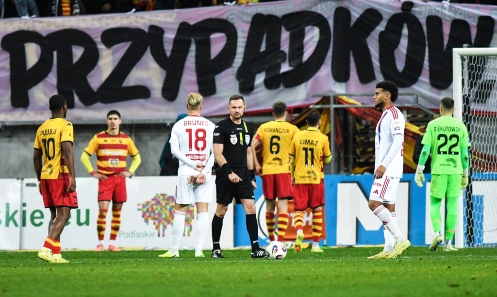 2025.11.02 Bialystok Pilka nozna PKO Ekstraklasa sezon 2025/2026 14. kolejka rozgrywek Jagiellonia Bialystok (zolto-czerwone) - Rakow Czestochowa N/z z powodu wywieszenia przez kibicow Jagiellonii transparentow obrazajacych sedziego Bartosza Frankowskiego arbiter przerwal spotkanie na okolo 20 minut Foto Michal Kosc / PressFocus 
2025.11.02 Bialystok Football Polish PKO Ekstraklasa season 2025/2026 Jagiellonia Bialystok - Rakow Czestochowa Credit Michal Kosc / PressFocus