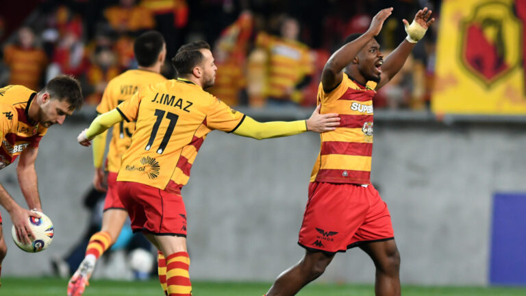 2025.11.02 Bialystok Pilka nozna PKO Ekstraklasa sezon 2025/2026 14. kolejka rozgrywek Jagiellonia Bialystok (zolto-czerwone) - Rakow Czestochowa N/z (L-P) Taras Romanczuk Jesus Imaz Afimico Pululu cieszy sie z gola Foto Michal Kosc / PressFocus 
2025.11.02 Bialystok Football Polish PKO Ekstraklasa season 2025/2026 Jagiellonia Bialystok - Rakow Czestochowa Credit Michal Kosc / PressFocus