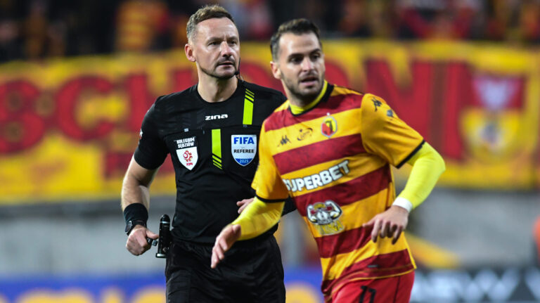 2025.11.02 Bialystok Pilka nozna PKO Ekstraklasa sezon 2025/2026 14. kolejka rozgrywek Jagiellonia Bialystok (zolto-czerwone) - Rakow Czestochowa N/z Pawel Raczkowski sedzia glowny spotkania arbiter referee Jesus Imaz Foto Michal Kosc / PressFocus 
2025.11.02 Bialystok Football Polish PKO Ekstraklasa season 2025/2026 Jagiellonia Bialystok - Rakow Czestochowa Credit Michal Kosc / PressFocus