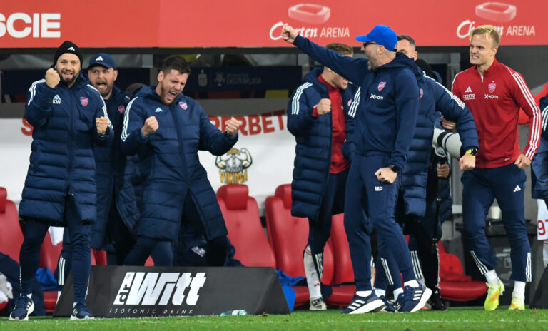 2025.11.02 Bialystok Pilka nozna PKO Ekstraklasa sezon 2025/2026 14. kolejka rozgrywek Jagiellonia Bialystok (zolto-czerwone) - Rakow Czestochowa N/z koniec meczu radosc ekipy Rakowa Czestochowa, w niebieskiej czapce z daszkiem Marek Papszun trener Rakowa Czestochowa Foto Michal Kosc / PressFocus 
2025.11.02 Bialystok Football Polish PKO Ekstraklasa season 2025/2026 Jagiellonia Bialystok - Rakow Czestochowa Credit Michal Kosc / PressFocus