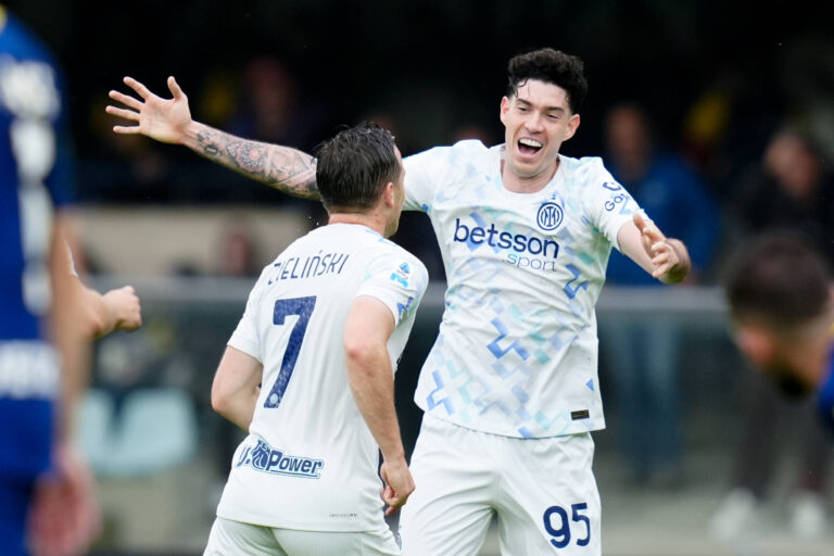Hellas Verona FC v FC Internazionale - Serie A Enilive Piotr Zielinski of FC Internazionale celebrates with Alessandro Bastoni after scoring first goal during the Serie A Enilive match between Hellas Verona FC and FC Internazionale at Stadio Marcantonio Bentegodi on November 02, 2025 in Verona, Italy. Verona Stadio Marcantonio Bentegodi Veneto Italy Copyright: xGiuseppexMaffiax 251102_SerieA_Verona-Inter_GM_0747
2025.11.02 Werona
pilka nozna , liga wloska
Hellas Werona - Inter Mediolan
Foto IMAGO/PressFocus

!!! POLAND ONLY !!!