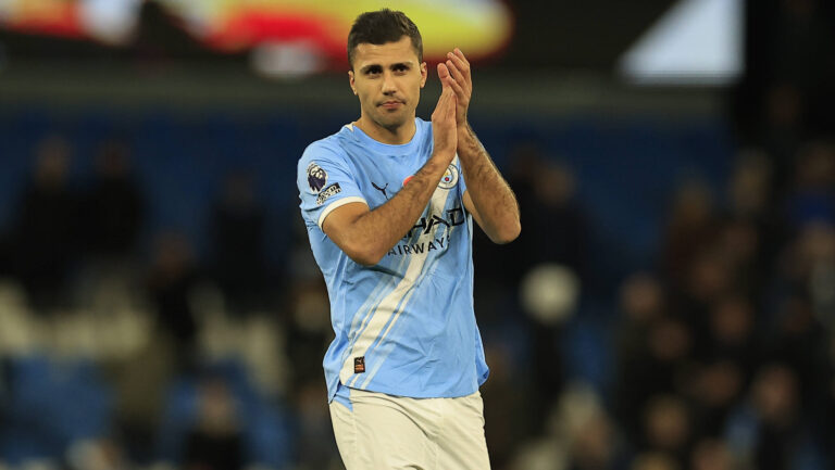 Manchester City v Bournemouth Premier League 02/11/2025. Rodrigo 16 of Manchester City applauds the fans at the end of the Premier League match between Manchester City and Bournemouth at the Etihad Stadium, Manchester, England on 2 November 2025. Manchester Etihad Stadium Manchester England Editorial use only DataCo restrictions apply See www.football-dataco.com , Copyright: xConorxMolloyx PSI-23140-0153
2025.11.02 Manchester
pilka nozna , liga angielska
Manchester City - AFC Bournemouth
Foto IMAGO/PressFocus

!!! POLAND ONLY !!!