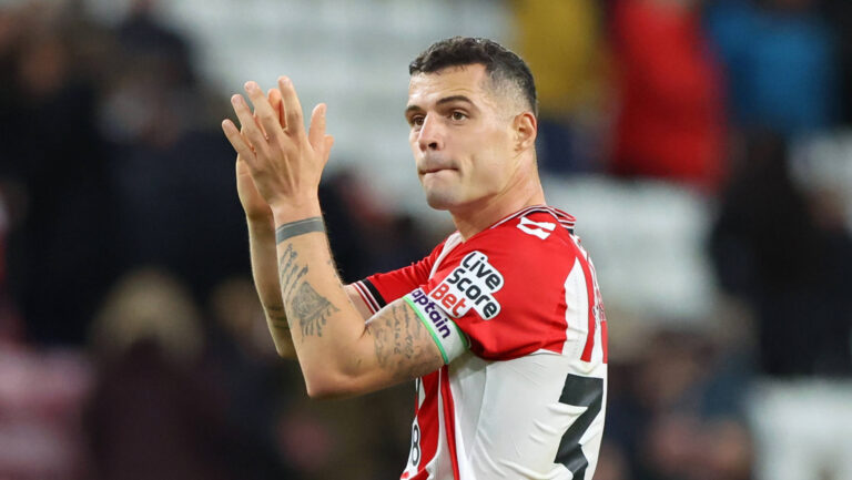 Sunderland, England, 3rd November 2025. sd34 claps the fans during the Sunderland vs Everton Premier League match at the Stadium Of Light, Sunderland. Picture credit should read: Nigel Roddis / Sportimage EDITORIAL USE ONLY. No use with unauthorised audio, video, data, fixture lists, club/league logos or live services. Online in-match use limited to 120 images, no video emulation. No use in betting, games or single club/league/player publications. SPI_054_NR_SUND_EVER SPI-4261-0054
2025.11.03 Sunderland
pilka nozna , liga angielska
Sunderland - Everton
Foto IMAGO/PressFocus

!!! POLAND ONLY !!!