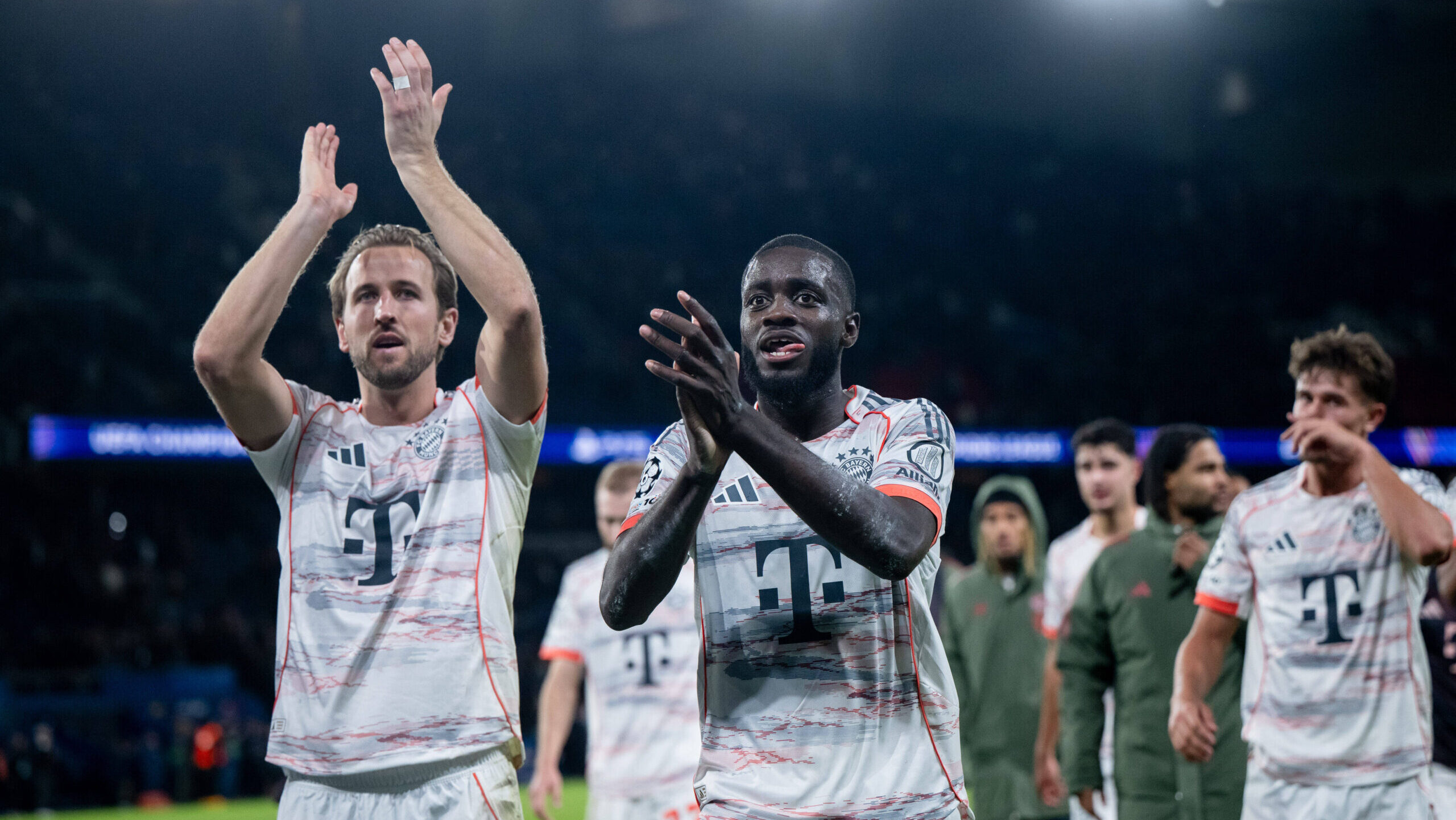 Harry Kane FC Bayern Muenchen, 09, Dayot Upamecano FC Bayern Muenchen, 02, Tom Bischof FC Bayern Muenchen, 20 jubeln ueber den Sieg und bedanken sich bei den Fans, GER, Paris Saint Germain vs FC Bayern Muenchen, Fussball, UEFA Champions League, Ligaphase, 4. Spieltag, Saison 2025/2026, 04.11.2025 GER, Paris Saint Germain vs FC Bayern Muenchen, Fussball, UEFA Champions League, Ligaphase, 4. Spieltag, Saison 2025/2026, 04.11.2025 Paris *** Harry Kane FC Bayern Muenchen, 09 , Dayot Upamecano FC Bayern Muenchen, 02 , Tom Bischof FC Bayern Muenchen, 20 celebrate the victory and thank the fans, GER, Paris Saint Germain vs FC Bayern Muenchen, Football, UEFA Champions League, League stage, Matchday 4, 2025 2026 season, 04 11 2025 GER, Paris Saint Germain vs FC Bayern Muenchen, Football, UEFA Champions League, League stage, Matchday 4, 2025 2026 season, 04 11 2025 Paris Copyright: xEibner-Pressefoto/Memmlerx EP_MMR
2025.11.04 Paryz
pilka nozna liga mistrzow 
PSG - Bayern Monachium
Foto IMAGO/PressFocus

!!! POLAND ONLY !!!